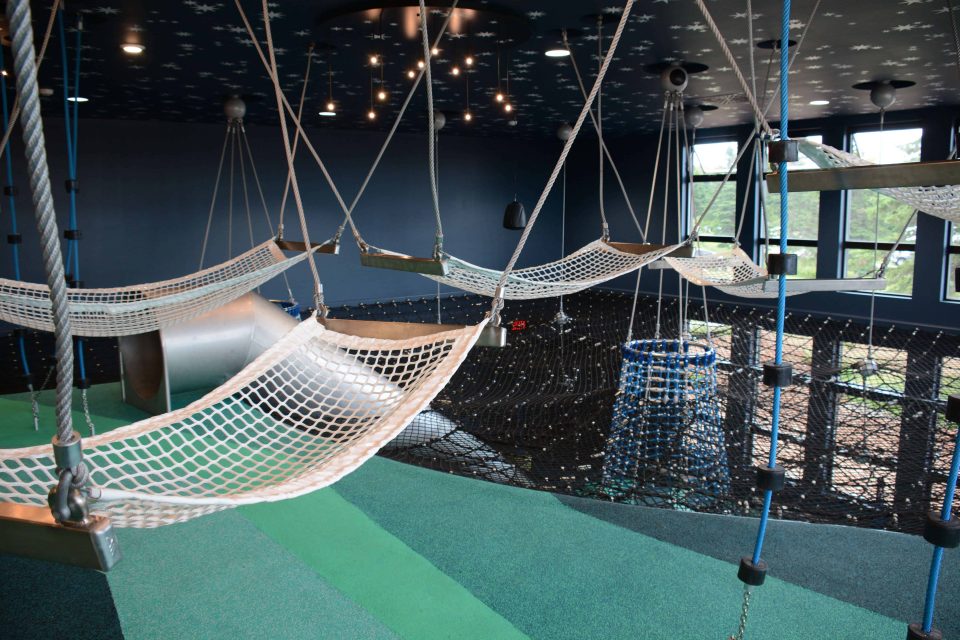 Hängematten abgehangen von der Decke – Berliner Seilfabrik – Spielgeräte fürs Leben