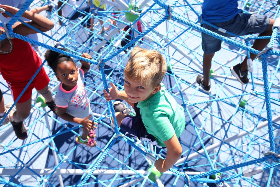 Children in the spatial net of the Neptun XXL of the Berliner Seilfabrik - Play Equipment for Life