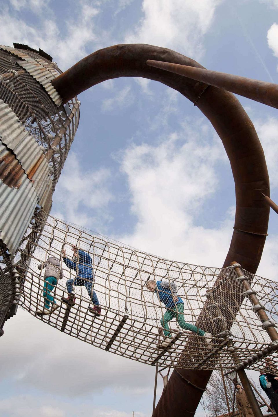 „rostiger“ Kletterturm mit Rutsche der Berliner Seilfabrik