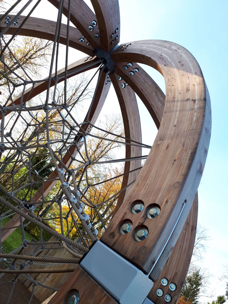 Raumnetz mit Holz – Berliner Seilfabrik – Spielgeräte fürs Leben