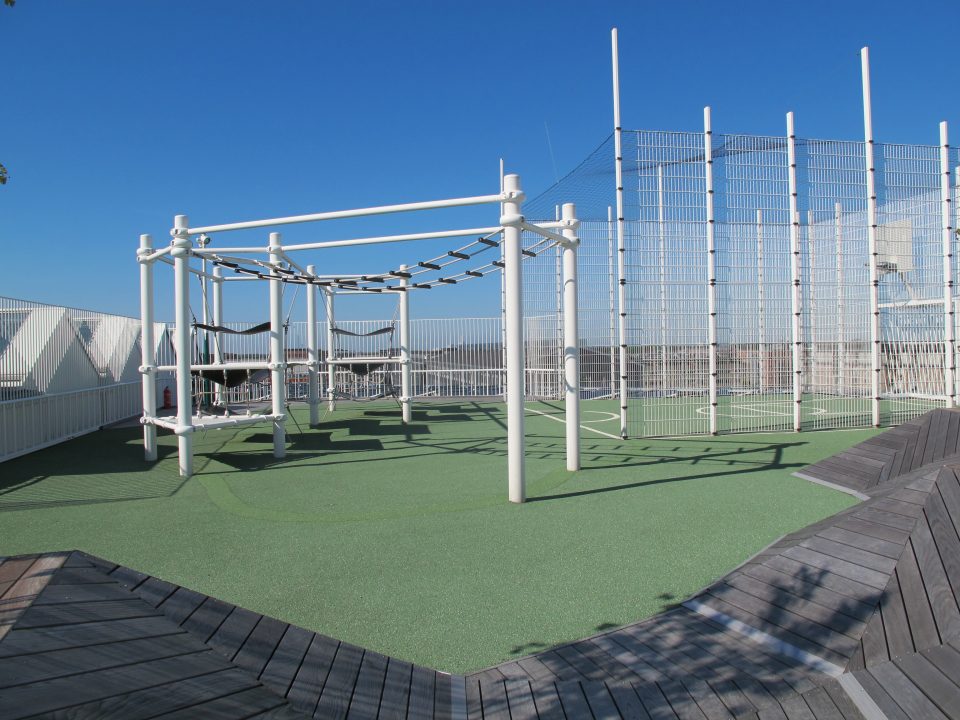 Sportplatz auf dem Dach – Berliner Seilfabrik – Spielgeräte fürs Leben
