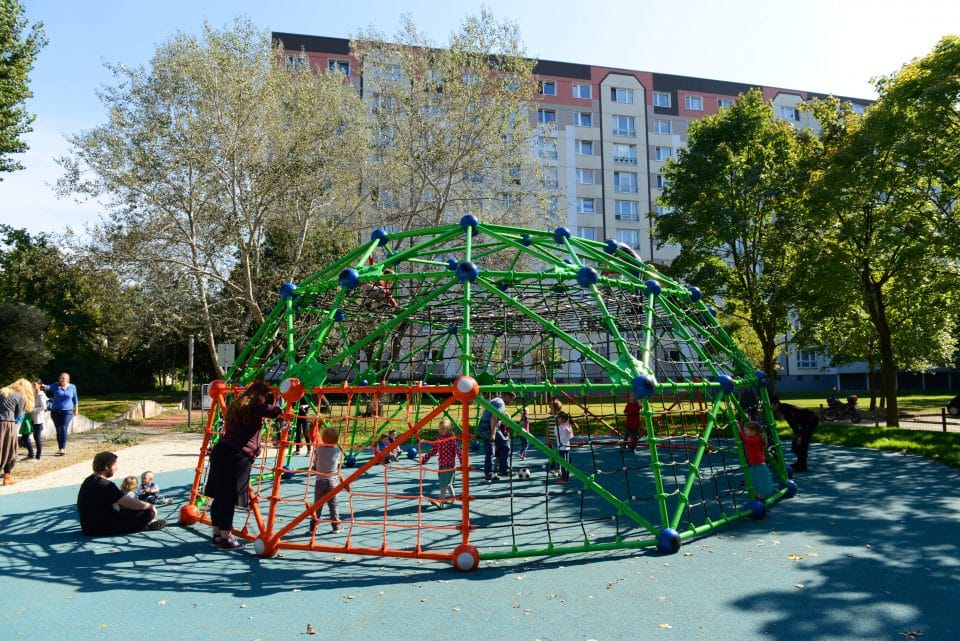 Geoarena, climbing scaffold and football pitch - Berliner Seilfabrik - Play Equipment for Life
